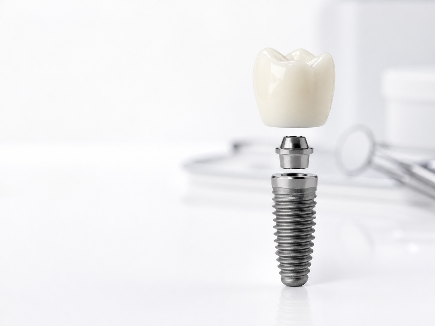Model educațional de implant dentar și coroană